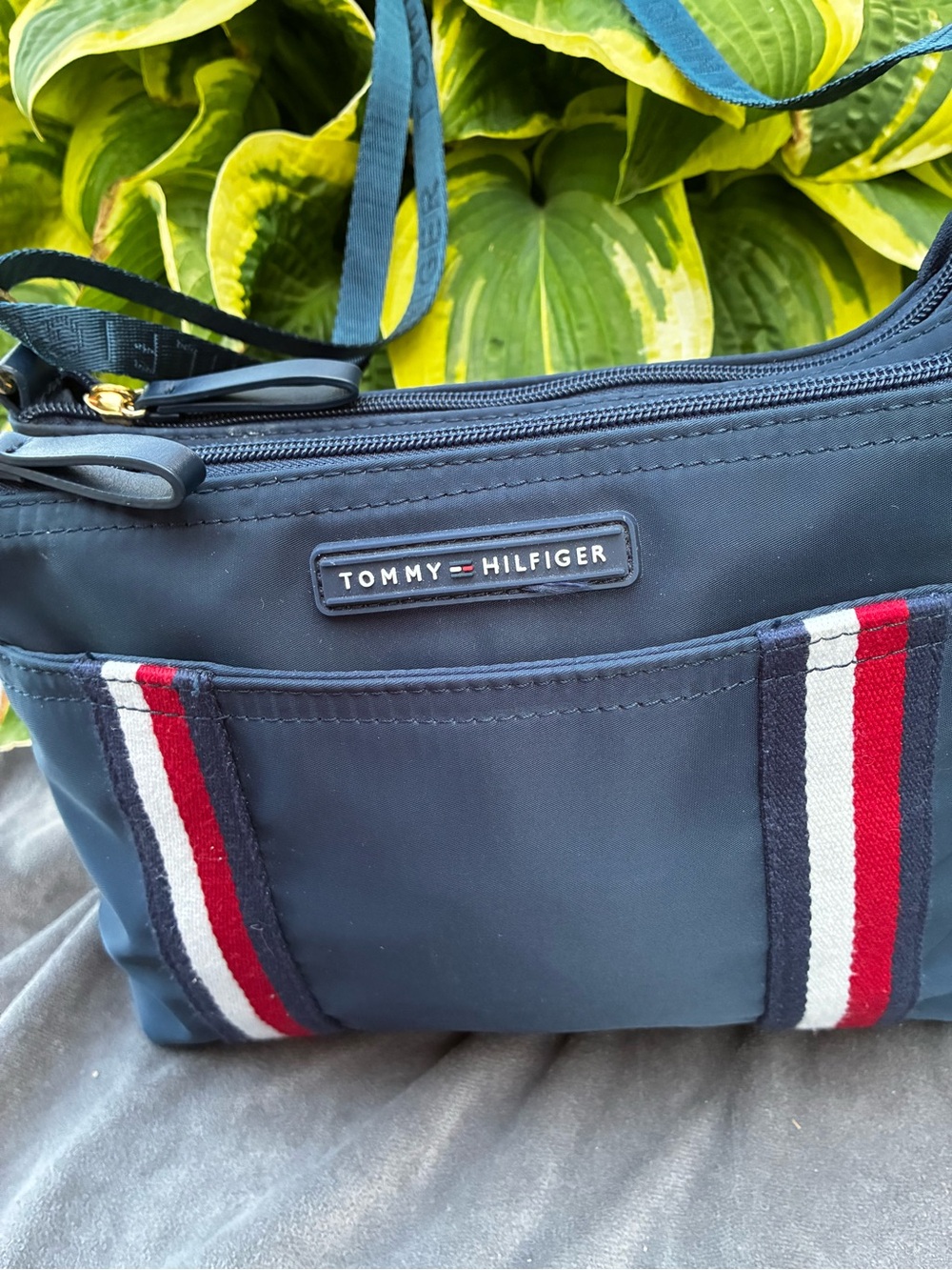 Women’s Tommy Hilfiger Navy Crossbody with Red and White traditional design - Picture 3 of 12